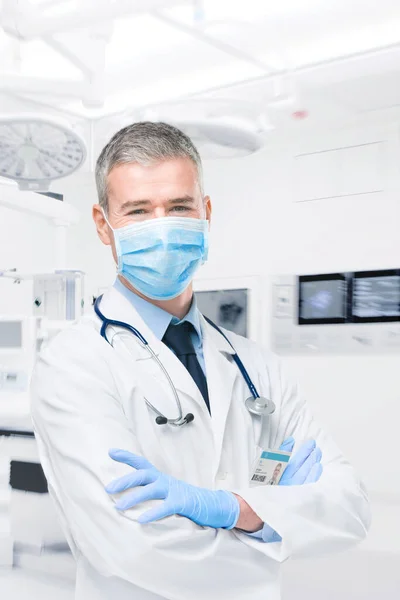 Dokter Met Een Chirurgisch Masker Masker Laboratoriumjas Handschoenen Ter Bescherming — Stockfoto