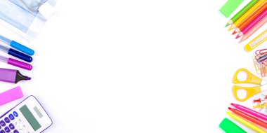 Kopya alanı olan beyaz arkaplan üzerinde ofis veya okul durağanlığı; Üst görünüm; Covid-19 konsepti