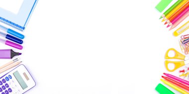 Fotokopi alanı olan beyaz arkaplan üzerinde durağan ofis veya okul; düz alan; Üst görünüm