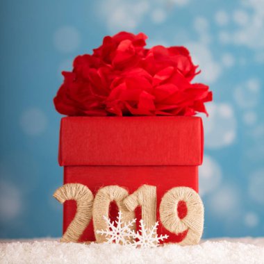 Hediyeler ve yazıt 2019 yeni yıl kar arka plan için bir yay ile büyük kırmızı kutu
