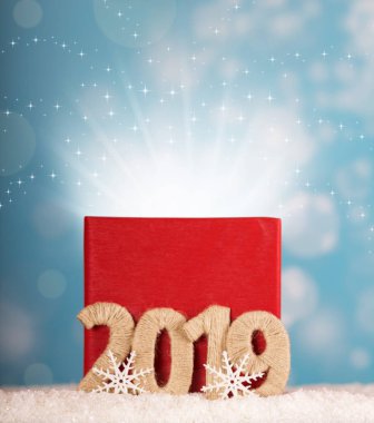 Büyük kırmızı bir kutu sihirli mavi bir arka plan ve yazıt 2019 yeni yıl