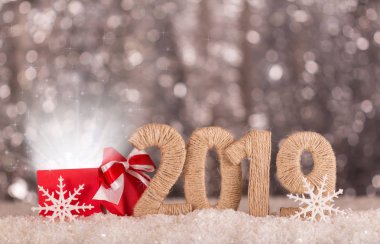 Yazıt 2019 yeni yıl ve büyü kar bokeh etkisi ile arka plan üzerinde kırmızı kutu