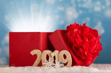 Büyü ve kar mavi bir arka plan üzerinde yazıt 2019 yeni yılda sihirli hediye