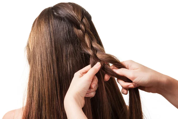 Handen Van Stylist Weeft Lange Zijdeachtig Haar Geïsoleerd Witte Achtergrond — Stockfoto