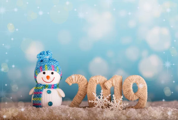 Glücklich Lächelnder Schneemann Und Neujahrsaufschrift 2019 Mit Schneehintergrund — Stockfoto