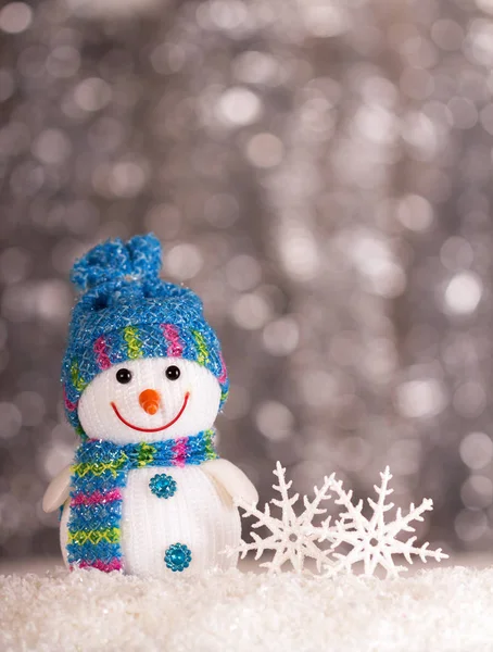 Lächelnder Schneemann Und Schneeflocken Auf Grauem Hintergrund Mit Bokeh Effekt — Stockfoto