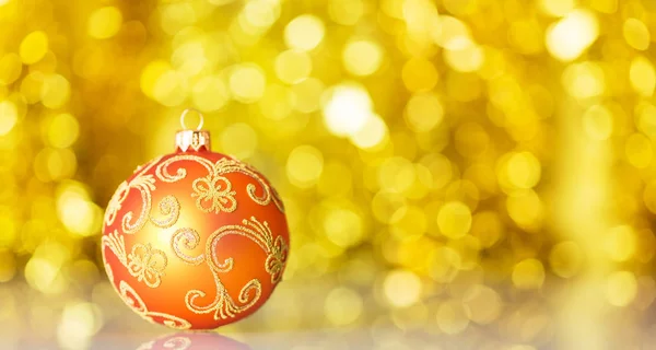 Φωτεινή Κίτρινη Μπάλα Χριστουγεννιάτικη Όμορφη Διακόσμηση Κίτρινο Φόντο Εφέ Θολά — Φωτογραφία Αρχείου