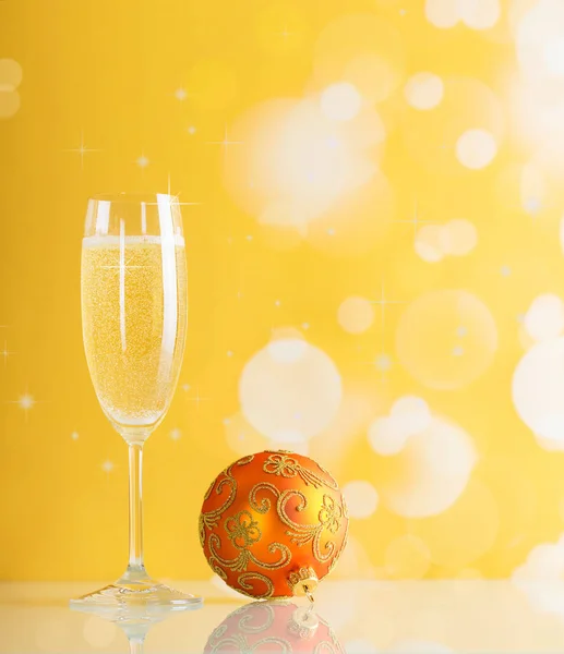 Glas Champagne Sprankelend Kerstfeest Een Heldere Mooie Ballon Een Gele — Stockfoto