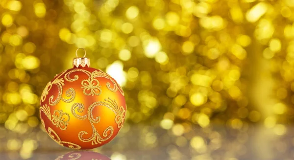 明るい黄色のクリスマス ボール ピンぼけ効果で背景が黄色の美しい装飾が付いて — ストック写真