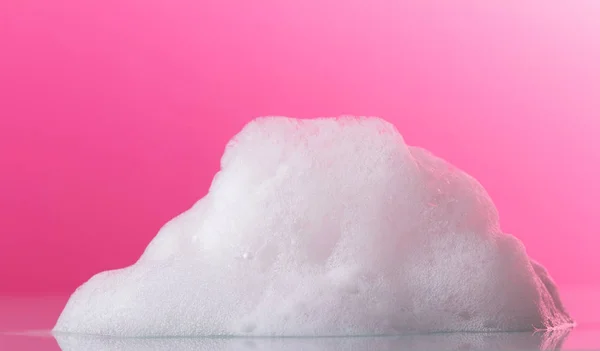 豪华的白色泡沫 芳香的手工肥皂在粉红色的背景 — 图库照片