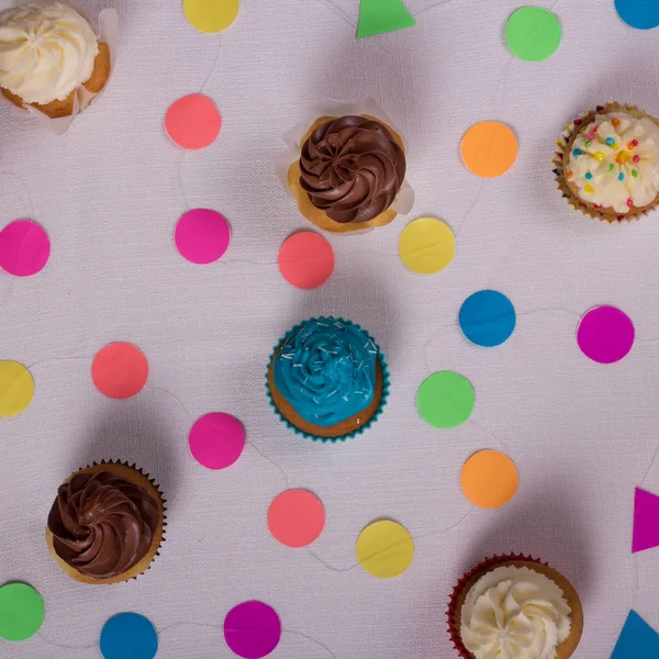 Bovenaanzicht Achtergrond Van Cupcakes Van Verschillende Smaken Decor Een Wit — Stockfoto