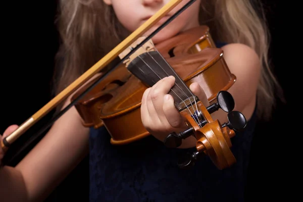 Маленькая Блондинка Играющая Скрипке Черном Фоне — стоковое фото