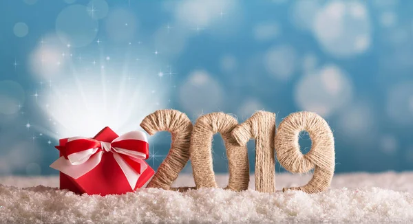 Kerst Inscriptie 2019 Een Goocheldoos Magie Sneeuw Een Blauwe Achtergrond — Stockfoto