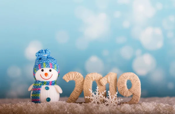 Glücklich Lächelnder Schneemann Und Neujahrsaufschrift 2019 Mit Schneehintergrund — Stockfoto