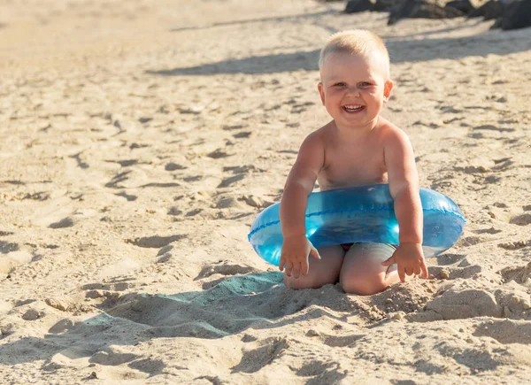 Счастливый Мальчик Солнечном Пляже Кругу Купания — стоковое фото