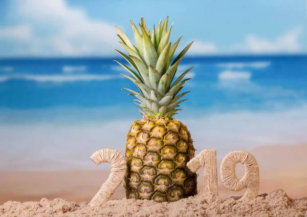 Nápis 2019 Písku Pláži Šťavnaté Čerstvý Ananas — Stock fotografie