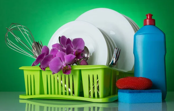 Sauberes Geschirr Und Besteck Trockner Auf Grünem Hintergrund Mit Einem — Stockfoto