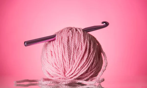Ярко Розовый Шар Шерсти Вязаный Крючок Розовом Фоне — стоковое фото