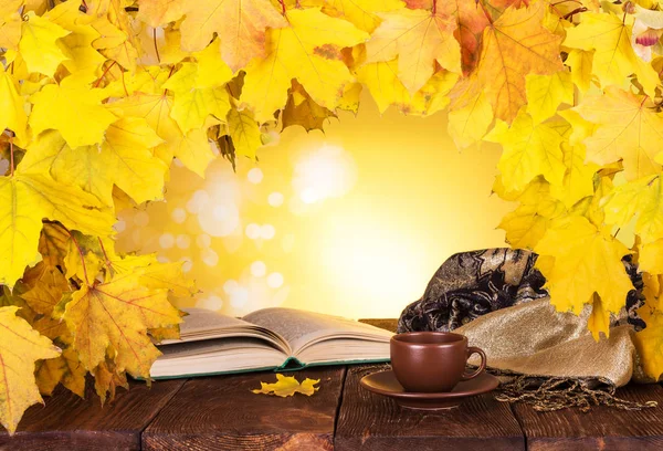 Sonbahar Kompozisyon Akçaağaç Yaprakları Sıcak Çay Açık Bir Kitap — Stok fotoğraf
