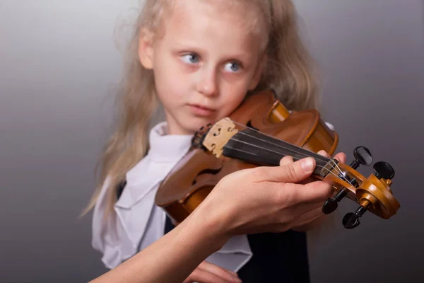 Женская Рука Учителя Помогает Маленькой Девочке Играть Скрипке — стоковое фото