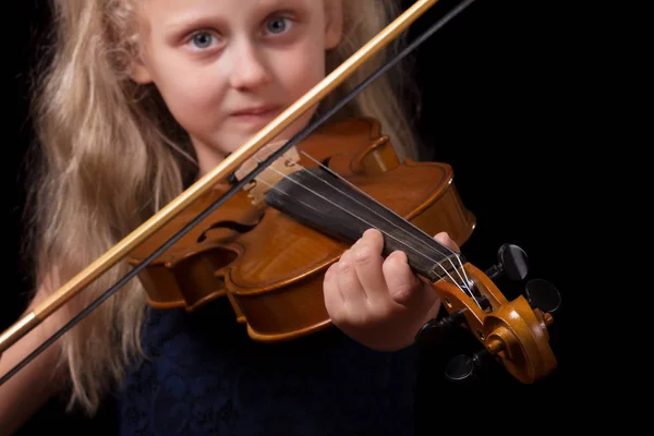 Menina Loira Tocando Violino Isolado Fundo Preto — Fotografia de Stock