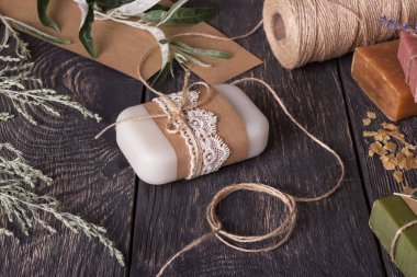 Paketleme işlemi el yapımı kokulu sabun, takı, dantel ve sicim