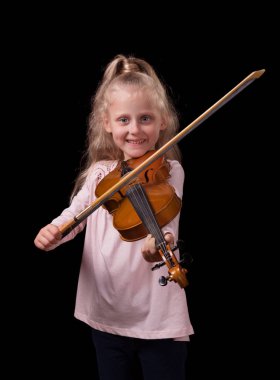 Küçük sarışın kız siyah bir arka plan üzerinde izole keman çalıyor