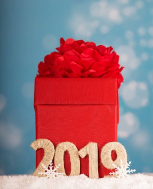 Hediyeler ve yazıt 2019 yeni yıl kar arka plan için bir yay ile büyük kırmızı kutu
