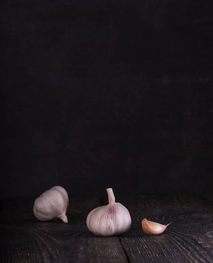 Sarımsak ve sarımsak karanfil karanlık anahtarında karanlık kurullarında