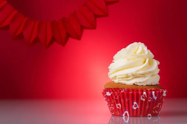 Aftelkalender Voor Valentijnsdag Heerlijke Cupcakes Een Rode Mand Lichte Achtergrond — Stockfoto