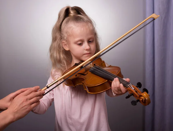 Menina Bonita Tocando Violino Fundo Cinza Brilhante — Fotografia de Stock