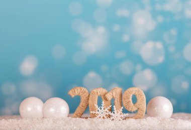 Kar kar topları mavi arka plan üzerinde yazıt 2019 yeni yılda