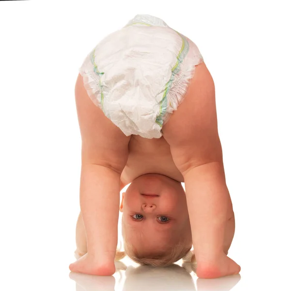 Piccolo Bambino Sorridente Pannolino Testa Giù Isolato Sfondo Bianco — Foto Stock