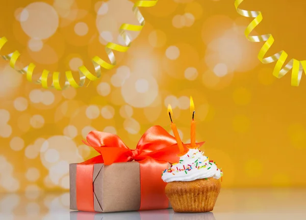 Zwei Jahre Kind Festlicher Cupcake Mit Kerzen Und Einem Geschenk — Stockfoto