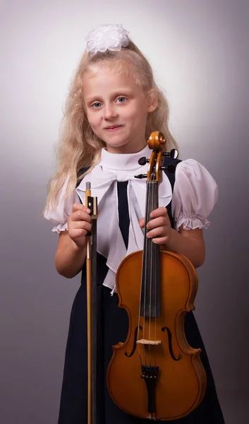 Улыбающаяся Маленькая Девочка Элегантной Одежде Играет Скрипке — стоковое фото