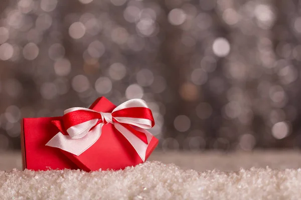 Boîte Cadeau Noël Ouverte Lumineuse Dans Neige Sur Fond Gris — Photo