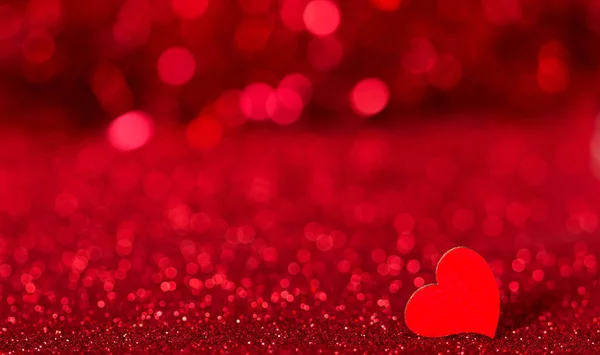 Concetto San Valentino Cuore Luminoso Uno Sfondo Rosso Brillante — Foto Stock
