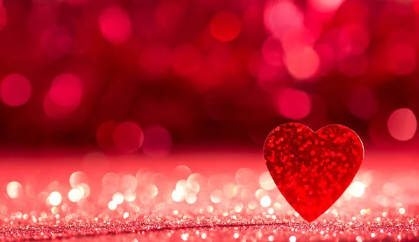 San Valentino Cuore Rosso Brillante Uno Sfondo Rosso Brillante Con — Foto Stock