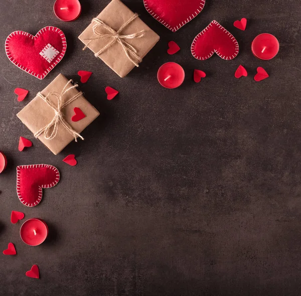 Sfondo Con Cuori Rossi Confezione Regalo Vecchio Tavolo Legno Scuro — Foto Stock