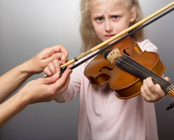 Szomorú Kislány Megtanulja Hogy Játsszon Hegedű Ideges Hajlandó Tanulni — Stock Fotó