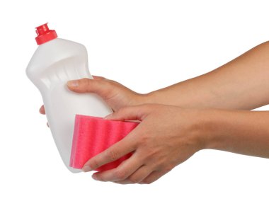 Ev ödevi kavramı. Bir sünger ve bulaşık yıkama deterjan beyaz arka plan üzerinde izole tutan eller