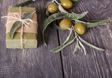 Üstten Görünüm. Zeytin el yapımı Sabun karanlık kurullarında vücut bakımı için