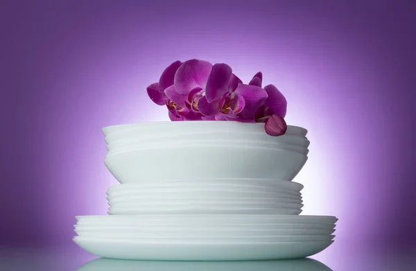 Stapel Schone Witte Platen Met Een Aftakking Van Orchideeën Een — Stockfoto