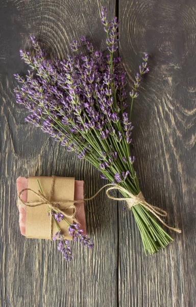 Ovanifrån Färska Doftande Bunt Lavendel Och Handgjorda Tvålar Mot Mörka — Stockfoto