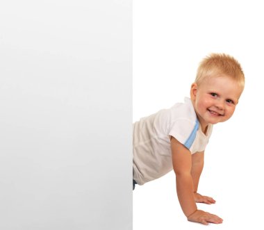 Boş bir afiş üzerinde beyaz izole önünde küçük boy gülümseyerek