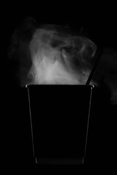 シルエット紙エコ カップに分離された蒸気でホットド リンク — ストック写真