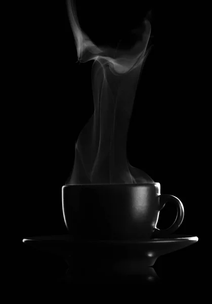 Siluet kahve fincan ile fincan tabağı ve sıcak buhar üzerinde bla izole — Stok fotoğraf