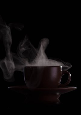 Siyah üzerinde izole buhar ile kokulu sıcak içecek fincan