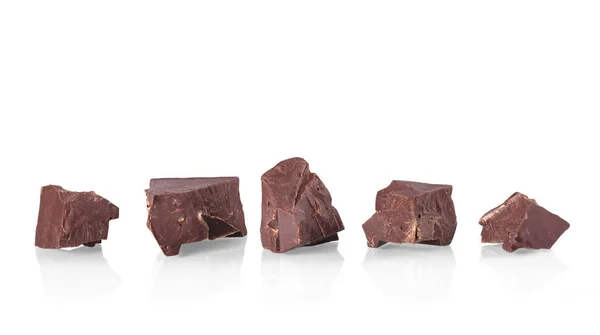 Bitar av svart läcker choklad isolerad på vitt — Stockfoto