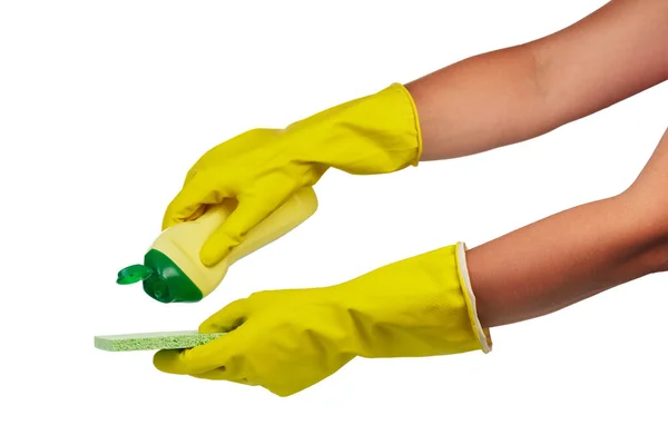 Mãos em luvas domésticas amarelas com detergente para lavar louça e esponja — Fotografia de Stock